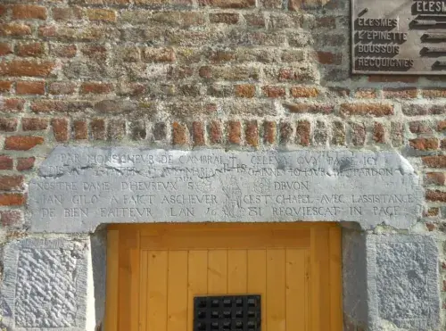 Inscription gravée au dessus de la porte de la chapelle Notre-Dame d'Heureux Trépas à Élesmes